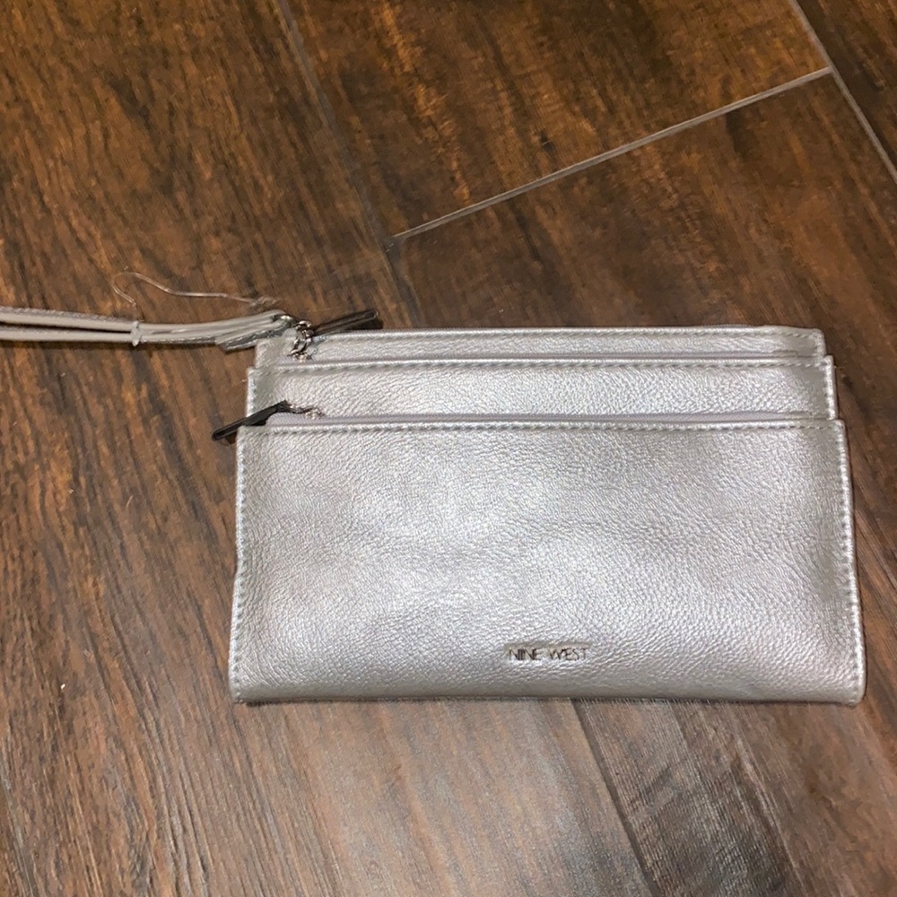 Nine West metallic wristlet BN